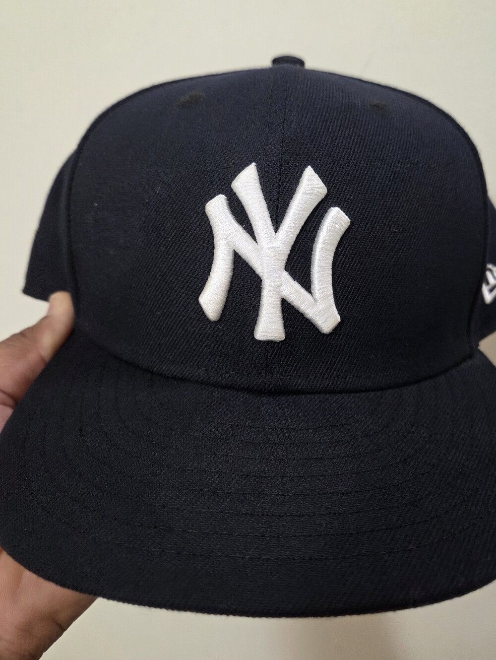 New Era: MLB New York Yankees Fitted Hat. Navy Blue/ White. Size 8